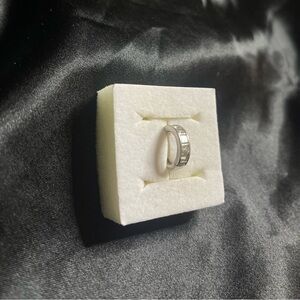 18k white gold and diamond earring.